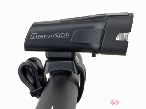 Author Vision 300 lm имеет встроенный аккумулятор, зарядка от USB, крепление на руль велосипеда.